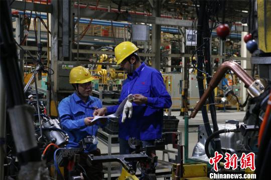 正在广西柳州五菱汽车工业有限公司生产车间学习的印度学员。 林馨 摄