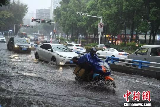 圖爲4月19日,暴雨襲擊重慶主城區,車輛通過積水路段。 陳超攝