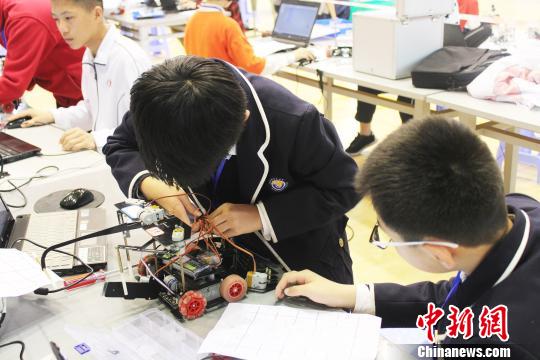 图为参赛选手赛前调试。 林榕生 摄