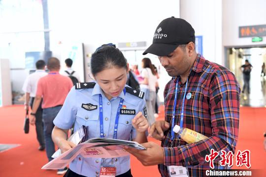 民警向外国客商讲解交通安全法规。警方供图
