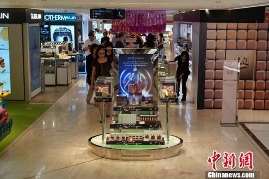 　资料图：近期香港尖沙咀一家零售商店客流稀少。中新社记者 张炜 摄