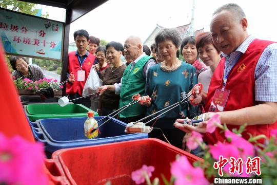 墨天枯率领住民渣滓分类 倪坐芳 摄