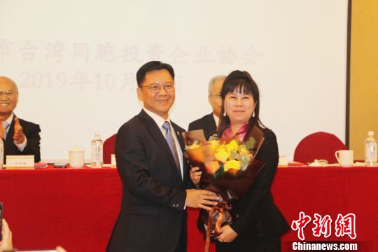  张简珍（右）接替李政宏（左）任上海市台协第九届会长。供图