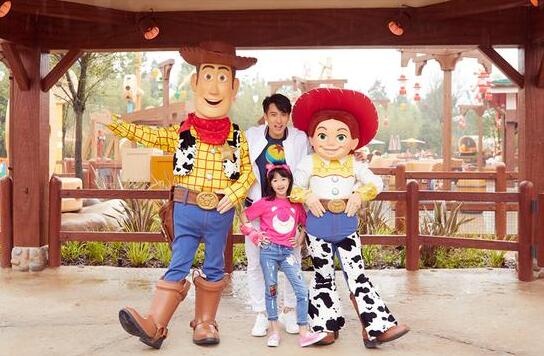 吴尊携女儿获邀体验迪士尼新园区 成首位入园明星