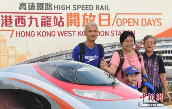 廣深港高鐵香港段將於本月23日通車。9月1日起,港鐵一連兩日舉辦高鐵西九龍站公衆開放日,大批市民入場參觀,除了瞭解高鐵設施運作外,亦在站內興奮留影。<a target='_blank' href='http://www.chinanews.com/'>中新社</a>記者 麥尚旻 攝