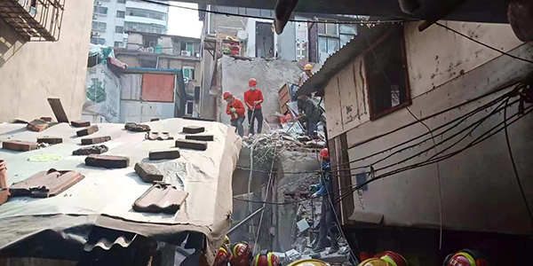 武汉坍塌事故现场已救出5人其中一人身亡：4岁过路女童罹难