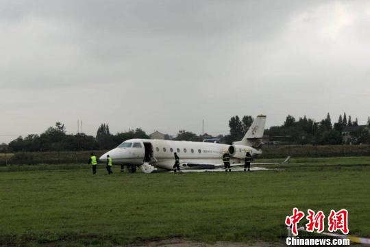 图为5月20日下午15时07分，一架公务机在扬州泰州机场冲出跑道。　崔佳明 摄