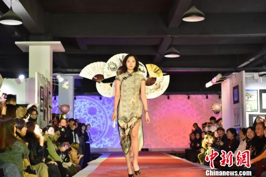 大学生展示165套中国风服装 那笑言 摄