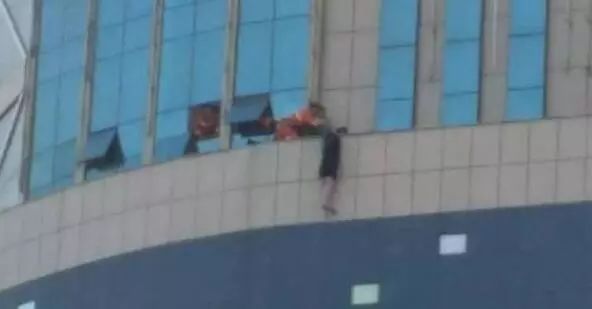 甘肃庆阳19岁女孩跳楼 部分起哄的围观者已被