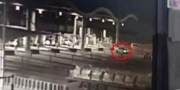 失控轎車通過已經清空的收費站通道。中新網 圖