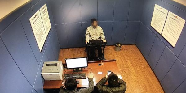 犯罪嫌疑人李某接受警方调查。上海警方 供图