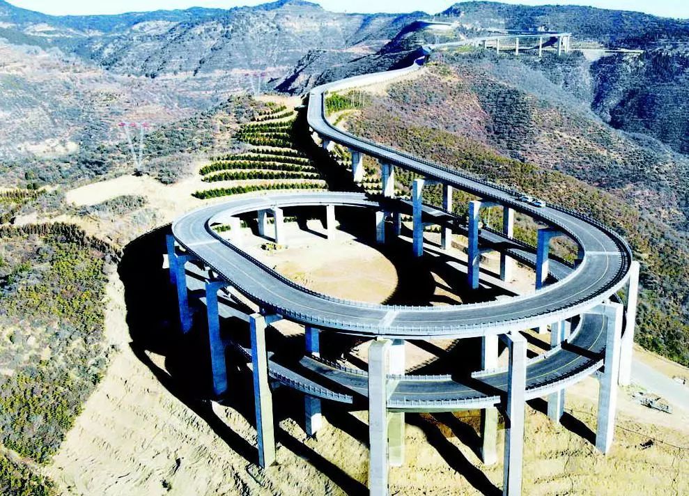 太原天龙山公路30公里落差350米,建有三层环形高架桥