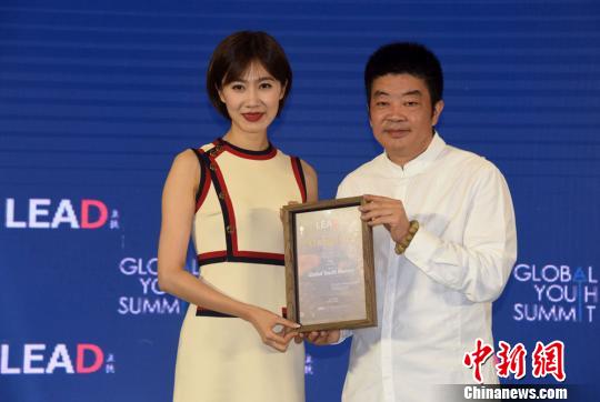 立德基金会立德领导力创始人张萌(左)向冯军颁发全球青年导师证书。 孙自法 摄