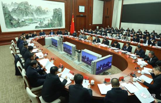 区委书记月度工作点评会现场。 微信公号“识政” 图