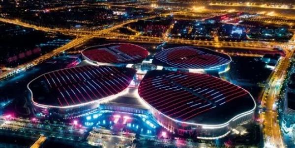夜幕下的国家会展中心（上海）灯光璀璨，流光溢彩，静待八方宾客 。