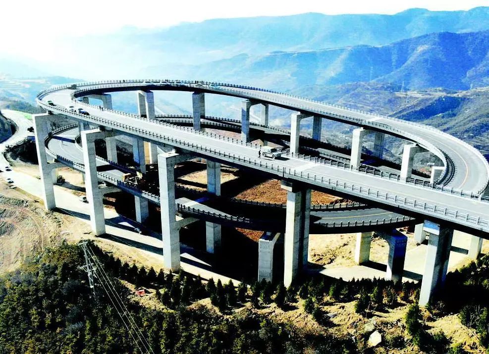 太原天龙山公路30公里落差350米,建有三层环形高架桥