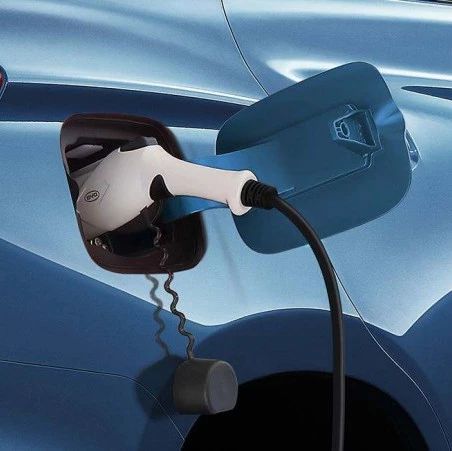 为了做实验，竟逼着员工干这些事？实测充电口防不防水