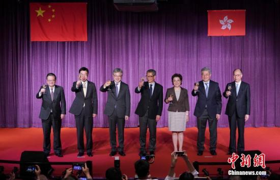 香港特區政府財政司司長陳茂波(中)、中央政府駐港聯絡辦副主任仇鴻(右三)、中國旅遊集團董事長萬敏(左三)、中國遠洋海運集團董事孫家康(右二)和香港特區政府運輸及房屋局局長陳帆(右一)等主禮儀式暨國慶酒會。中新社記者 張煒 攝
