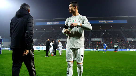 暖心举动,C罗将进球献给好友迪巴拉