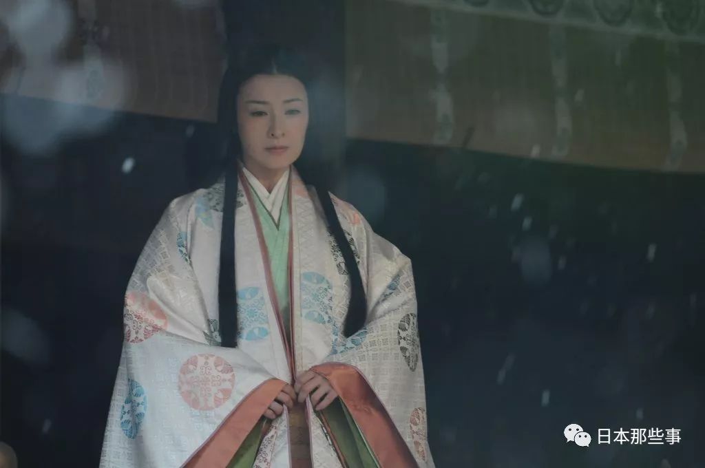 《彼岸花》里优秀而顽固的女警峰岸雪乃