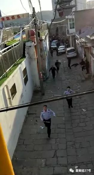 ▲民警奔赴事发现场控制嫌疑人。 图/陕西电视台《都市快报》官方微博