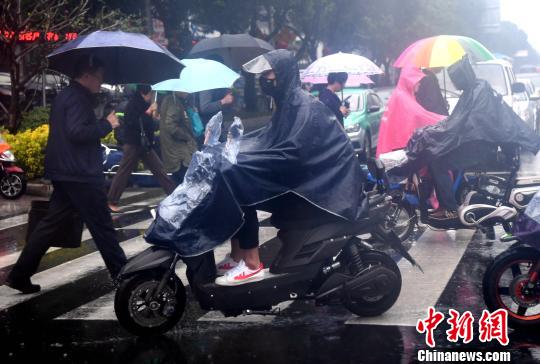 江南华南等地有中到大雨 局部地区伴有雷暴大风