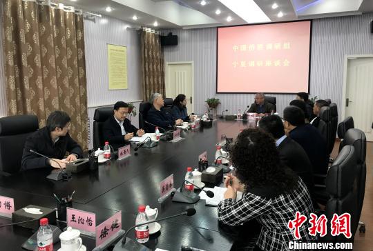 中国侨联副主席统统胜率调研组与宁夏侨联、银川市侨联、宁夏大学侨联及部门侨资企业代表、归侨侨眷代表举行交流闲谈。 李佩珊 摄
