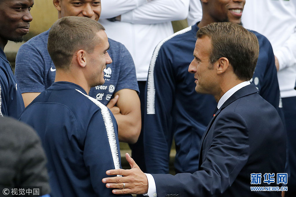 法国总统马克龙夫妇探班法国队 与球员热聊合