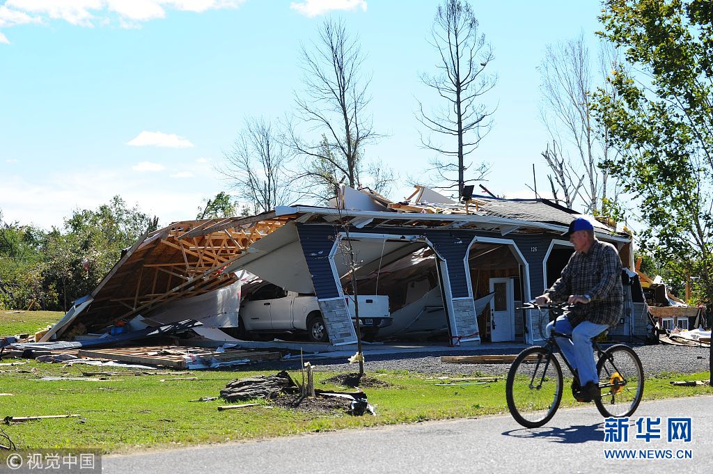 加拿大遭遇强龙卷风袭击 大量建筑车辆被毁