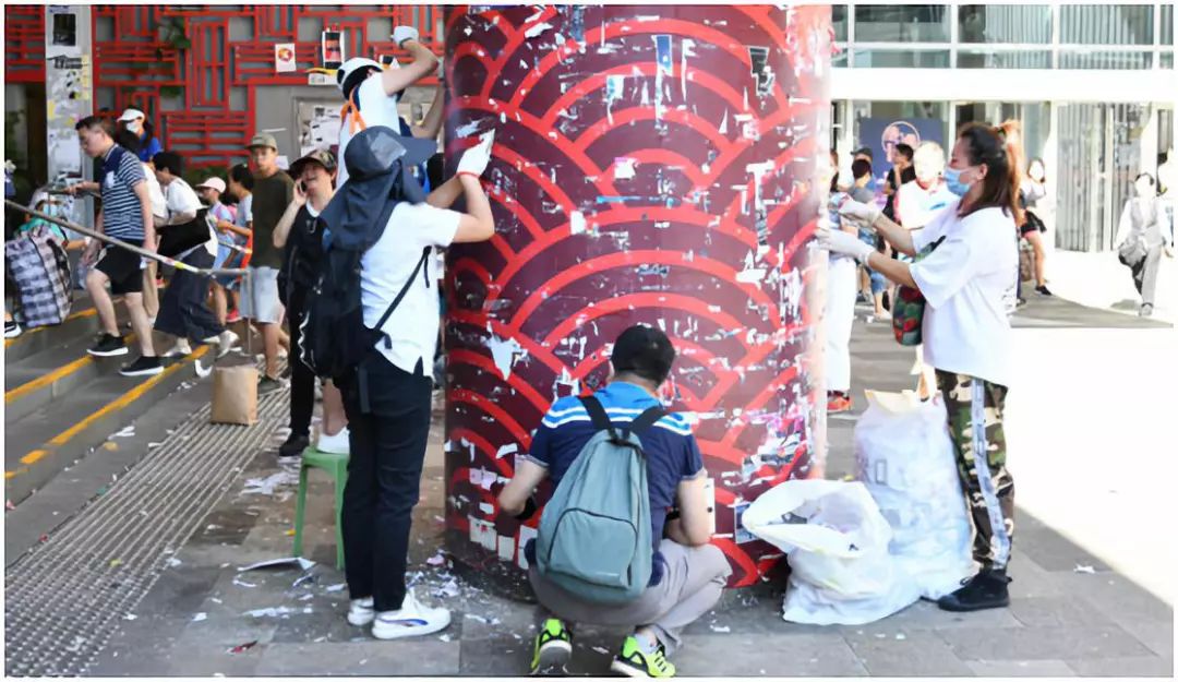 香港市民自发清理反对派标语  图源：香港《星岛日报》
