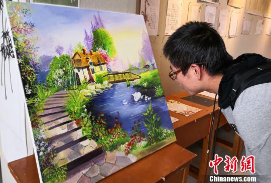 图为学生欣赏展出作品。 刘玉桃 摄