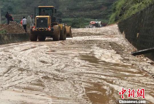 图为工作人员正在现场抢修 泸水公路分局供图 摄