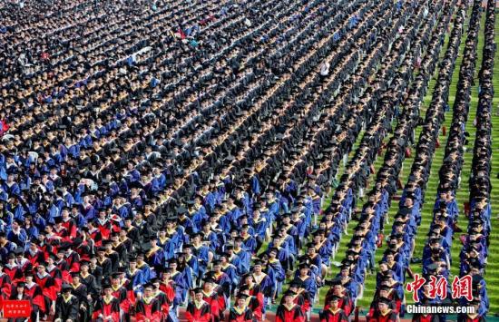 体测成绩将影响大学本科生顺利毕业。(资料图:图为2016年武汉大毕业典礼现场。中新社记者 张畅 摄)