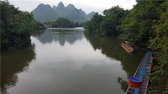 拦水坝内外水位有落差，敦睦村的赛艇从低处往高处逆流划行，两次尝试冲坝。摄影：翟星理