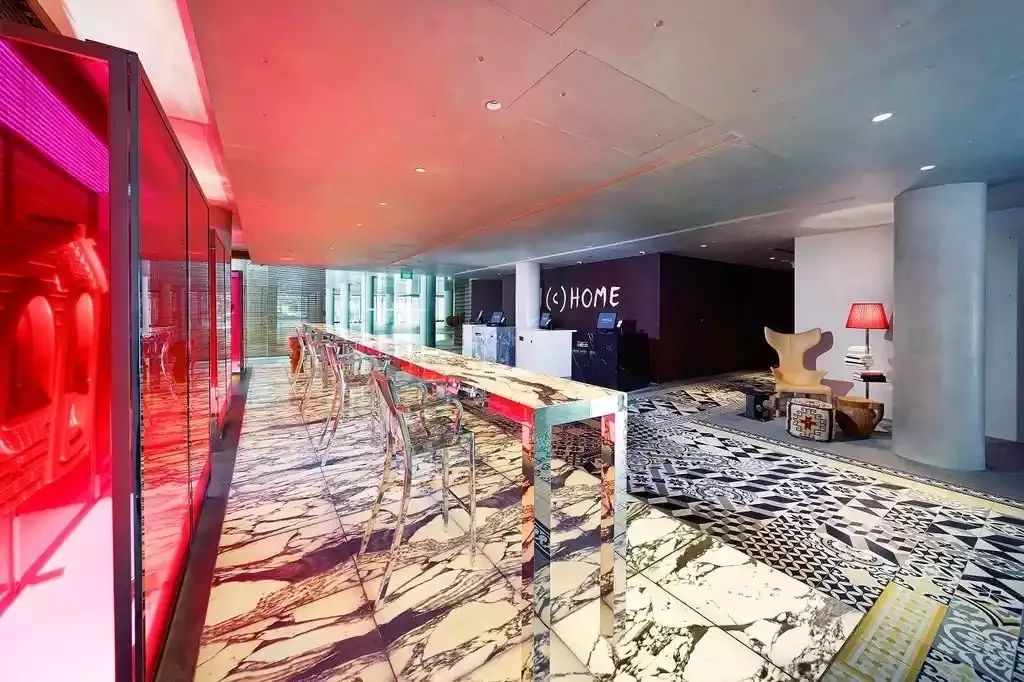 过够了两点一线的生活,不如来场现实逃避