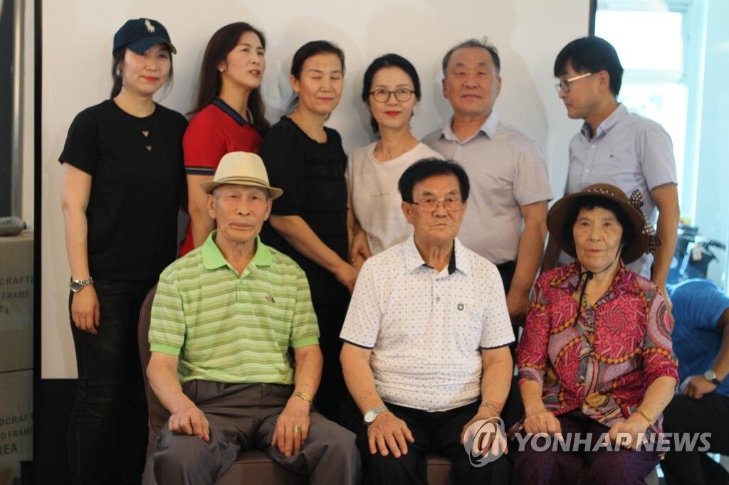 离散家属会面前一天的19日,李姓老人一家在韩国江原道束草市拍家族照。
