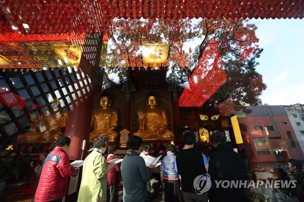 韩国高考来了 55万人报名家长学生举蜡烛连夜祈祷