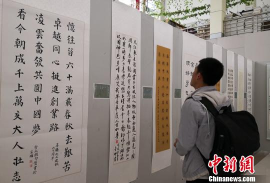 图为学生欣赏展出作品。 刘玉桃 摄