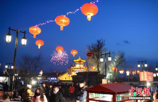 资料图：河北蔚县暖泉古镇张灯结彩好戏连连闹元宵。中新社发 廖攀 摄