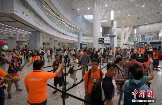 资料图：香港市民在西九龙站内参观。中新社记者 张炜 摄