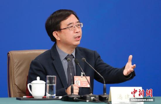 3月10日,全国政协十三届二次会议新闻中心举行记者会,邀请全国政协委员赖明、吴为?#20581;?#28504;建伟、霍启刚、石红谈新时代政协履职。图为九三学社中央副主席、中国科学技术大学常务副校长、中科院院士潘建伟委员答记者问。中新社记者 杜洋 摄