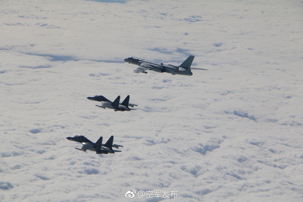 2017年中国空军前往西太训练资料图