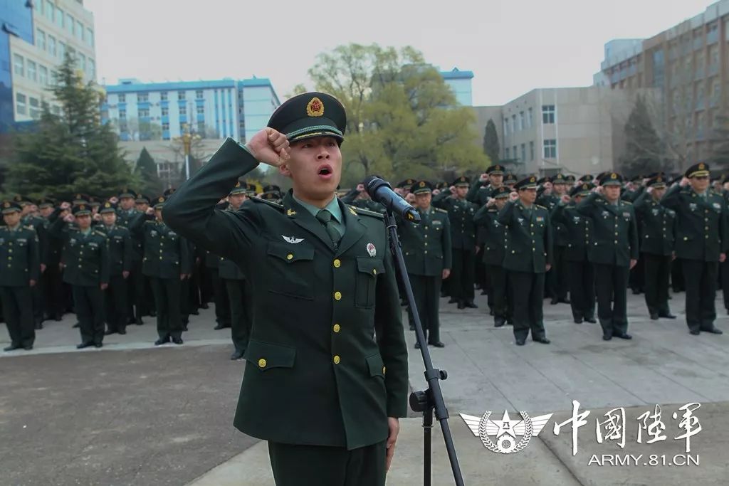 陆军装甲兵学院举行向陈赓,许光达大将雕像敬献花篮仪式