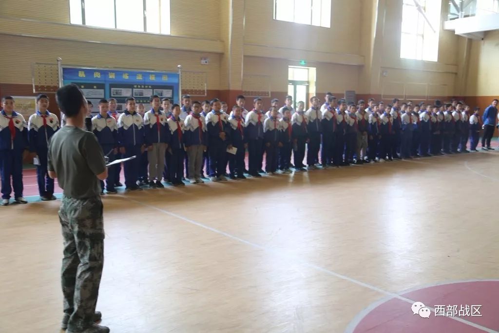 军营开放日:零距离接受国防教育