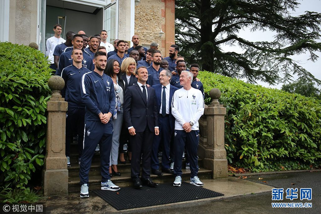 法国总统马克龙夫妇探班法国队 与球员热聊合影