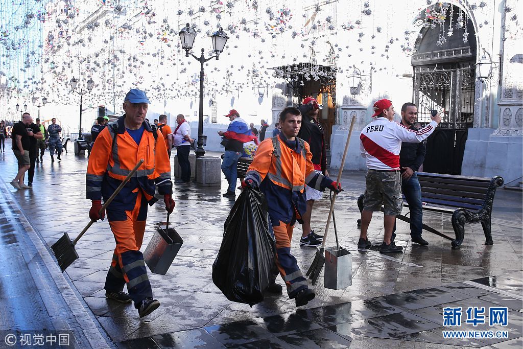 俄罗斯:世界杯比赛过后 清洁工清扫街道