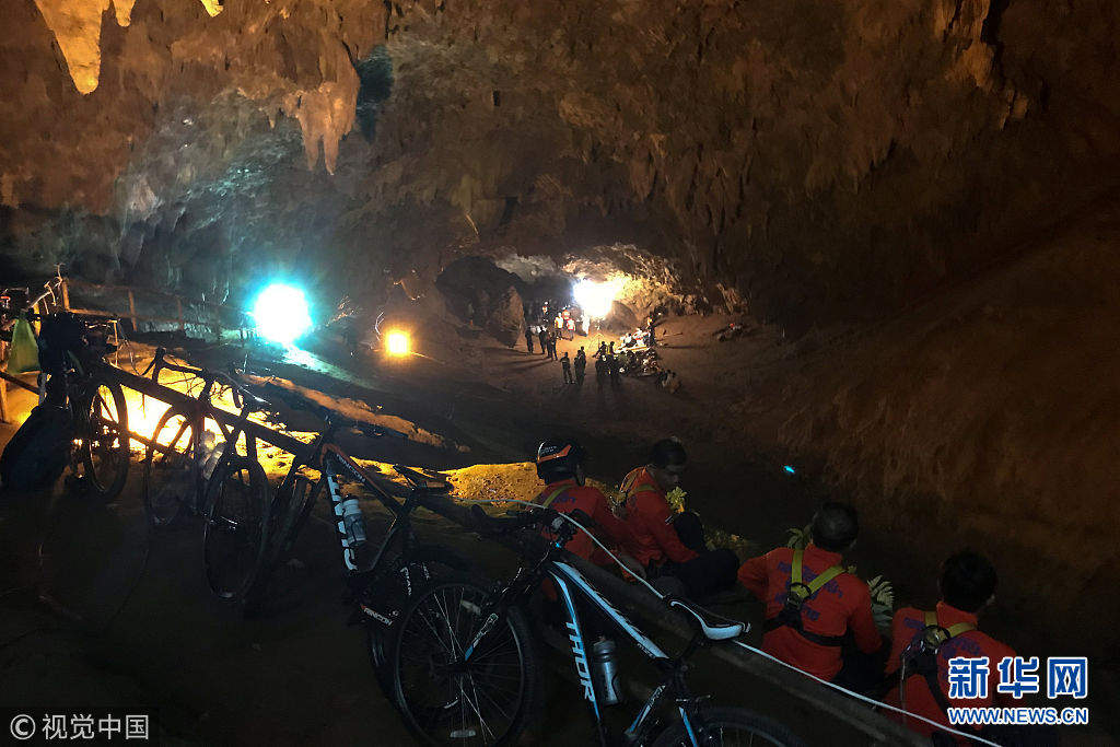 泰国一支足球队13名队员被困洞穴 救援人员展