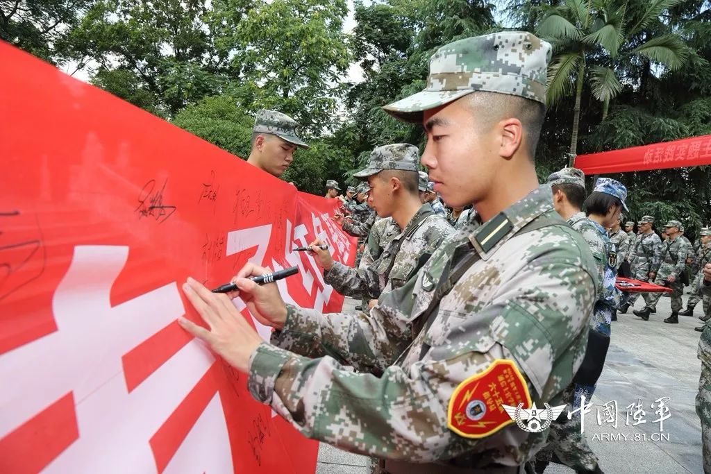 陆军工程大学通信士官学校:千余毕业学员祭奠