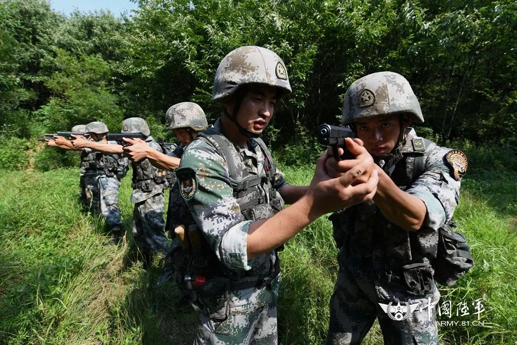 鑫晟恒亿武警射击训练现场教练纠正动作