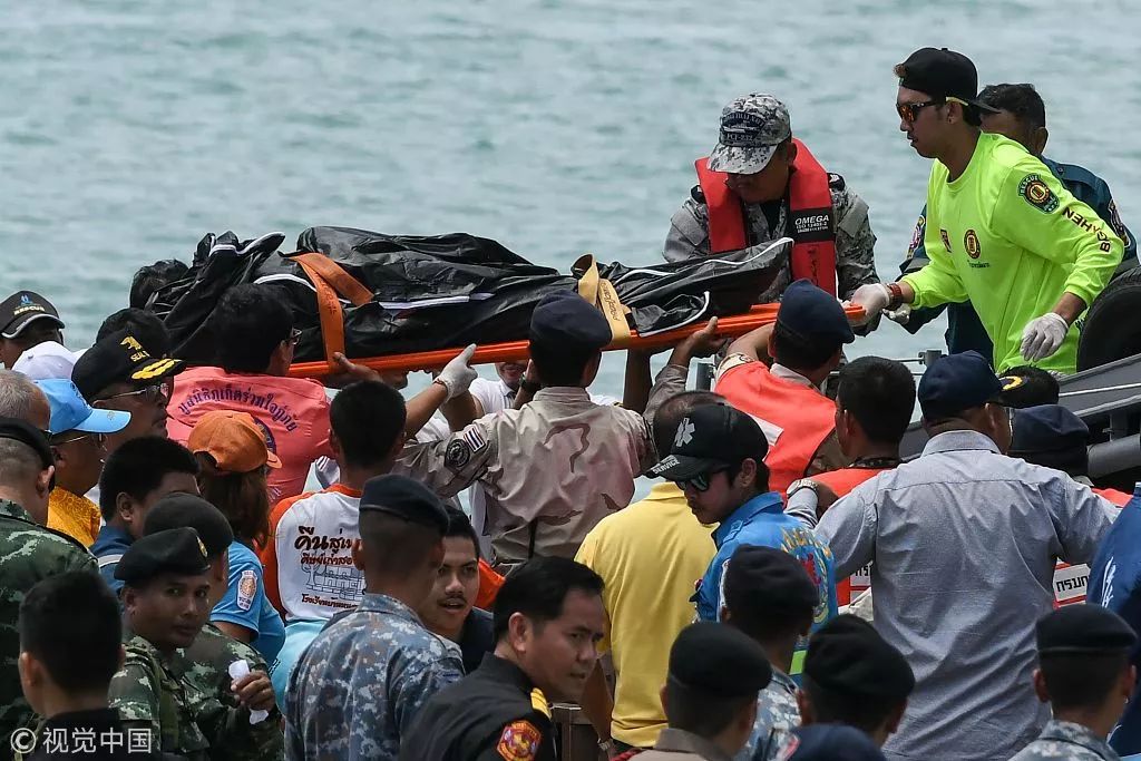  ▲当地时间2018年7月6日，泰国普吉岛，救援人员运送乘客遗体。图源/视觉中国